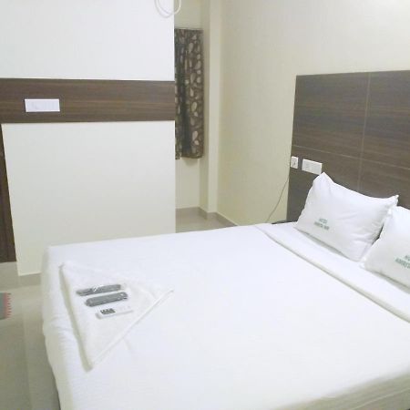 Hotel Amrita Mogappair Madras Buitenkant foto